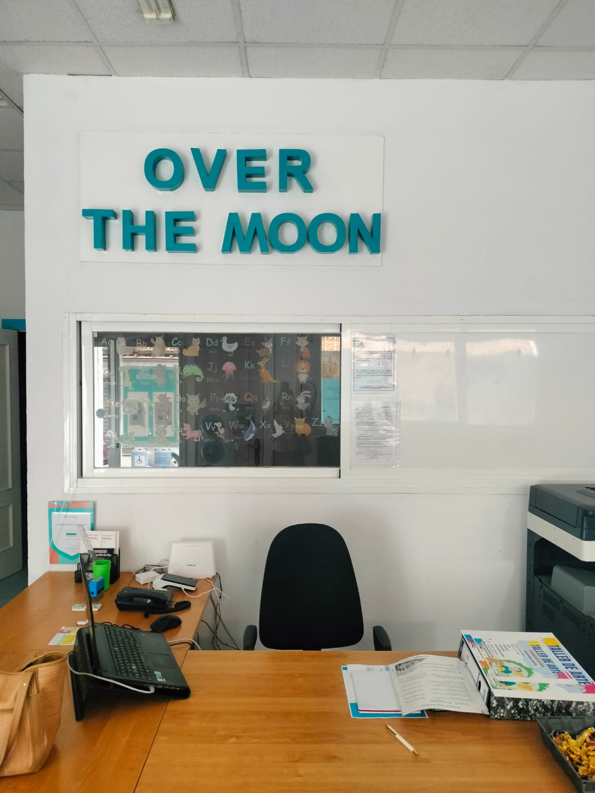 Instalaciones de Over the Moon